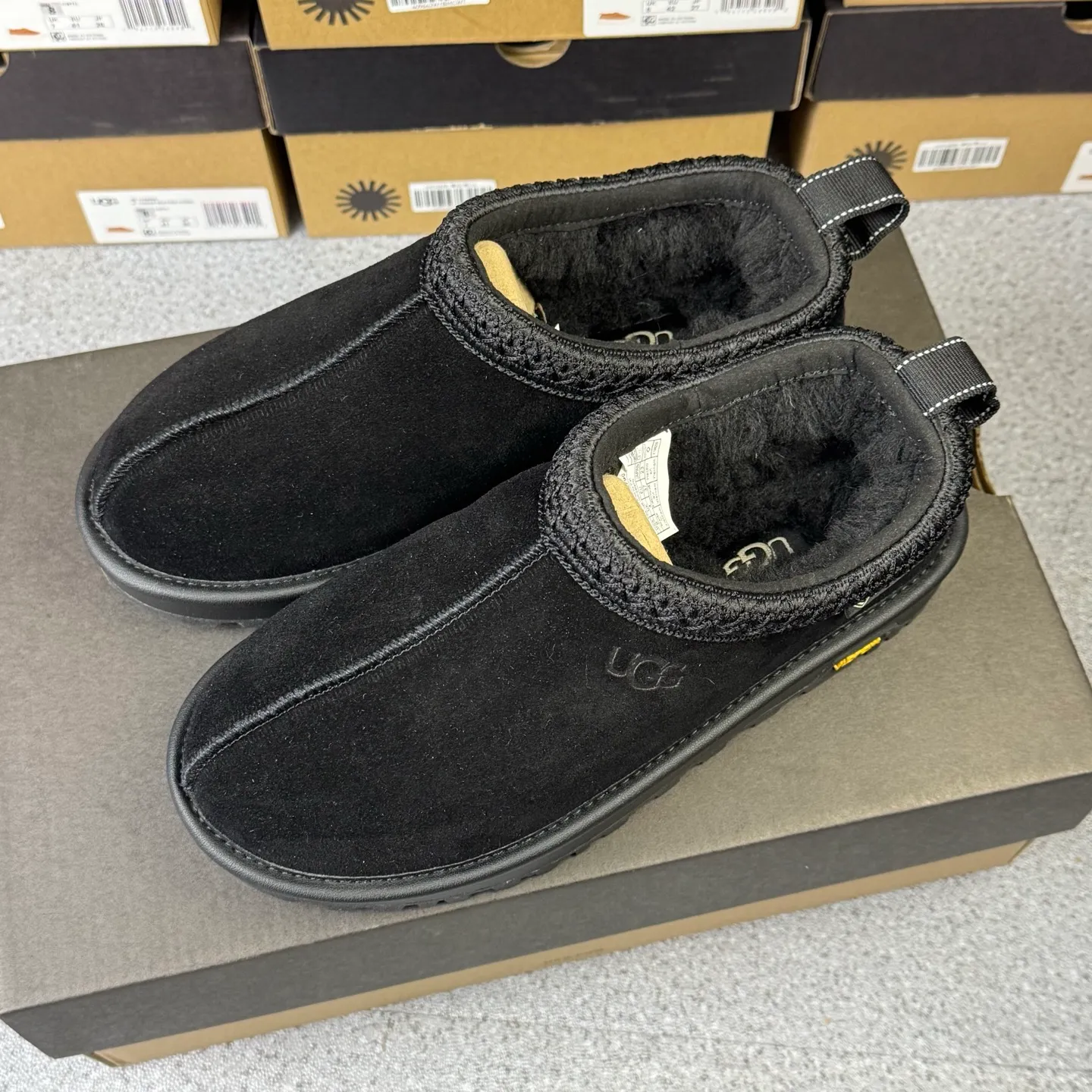 Pick up locally 💰520. The core recommendation is good price. The platform is exclusively for foreign trade. UGG Tasman GTX winter neutral snow shoes 1172790. Produced by ten-year-old brand shoemaking factory production line. Pay attention to every detail. Longfeng A-grade genuine sheep fur. Completely built in accordance with the ZP process. Size: 35 36 37 38 39 40 41 42 43 44 45